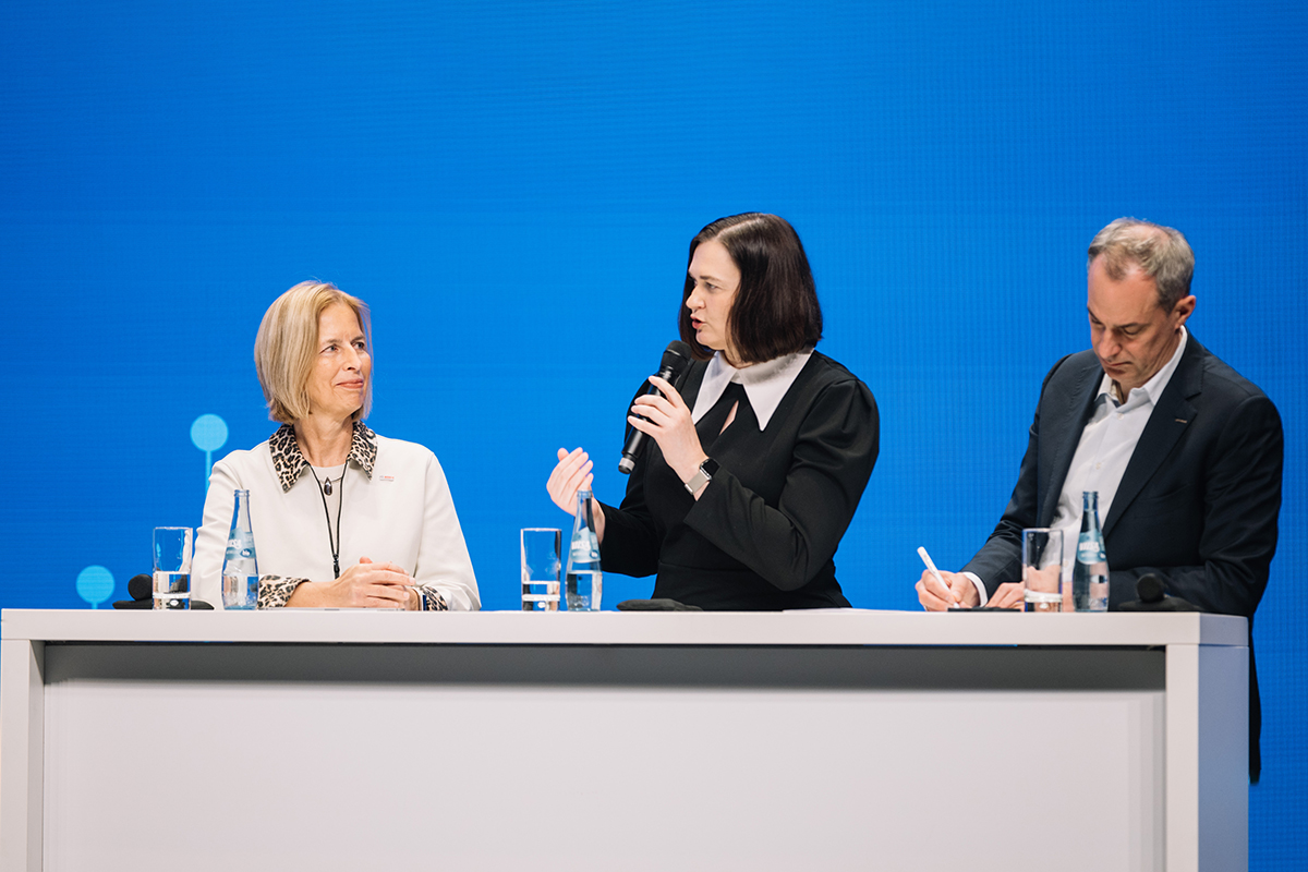 Die Parlamentarische Staatssekretärin Claudia Müller setzte mit ihrer Rede wichtige Akzente: sie betonte die Rolle des Menschen als Entscheider und als entscheidenden Faktor für den Erfolg digitaler Technologien.© Plattform Industrie 4.0, 2025