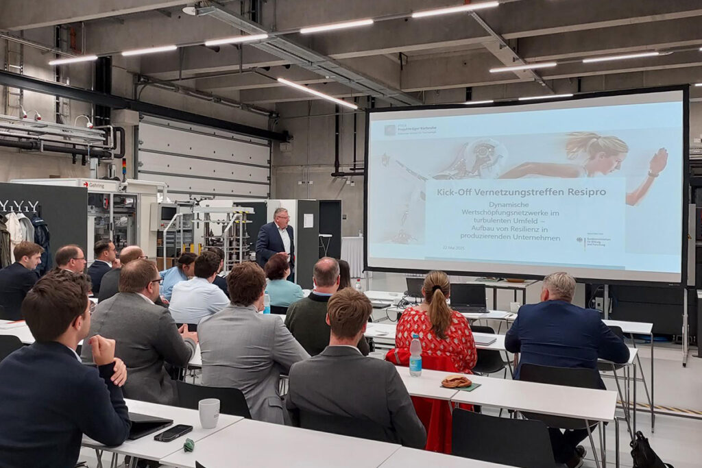 Stefan Kuntz (PTKA) empfängt die Gäste der Verbundprojekte und stellt die Relevanz der Vernetzung dar.