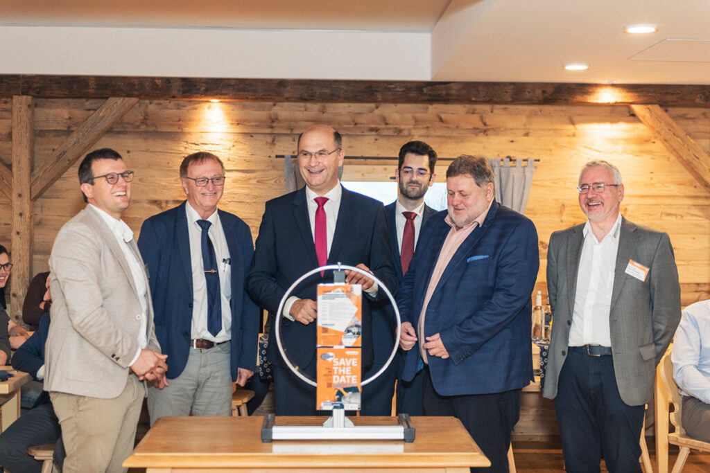Gruppenbild mit dem bayerischen Staatsminister der Finanzen und für Heimat, Albert Füracker und Verantwortliche des Forschungsprojekts IAMhuge.