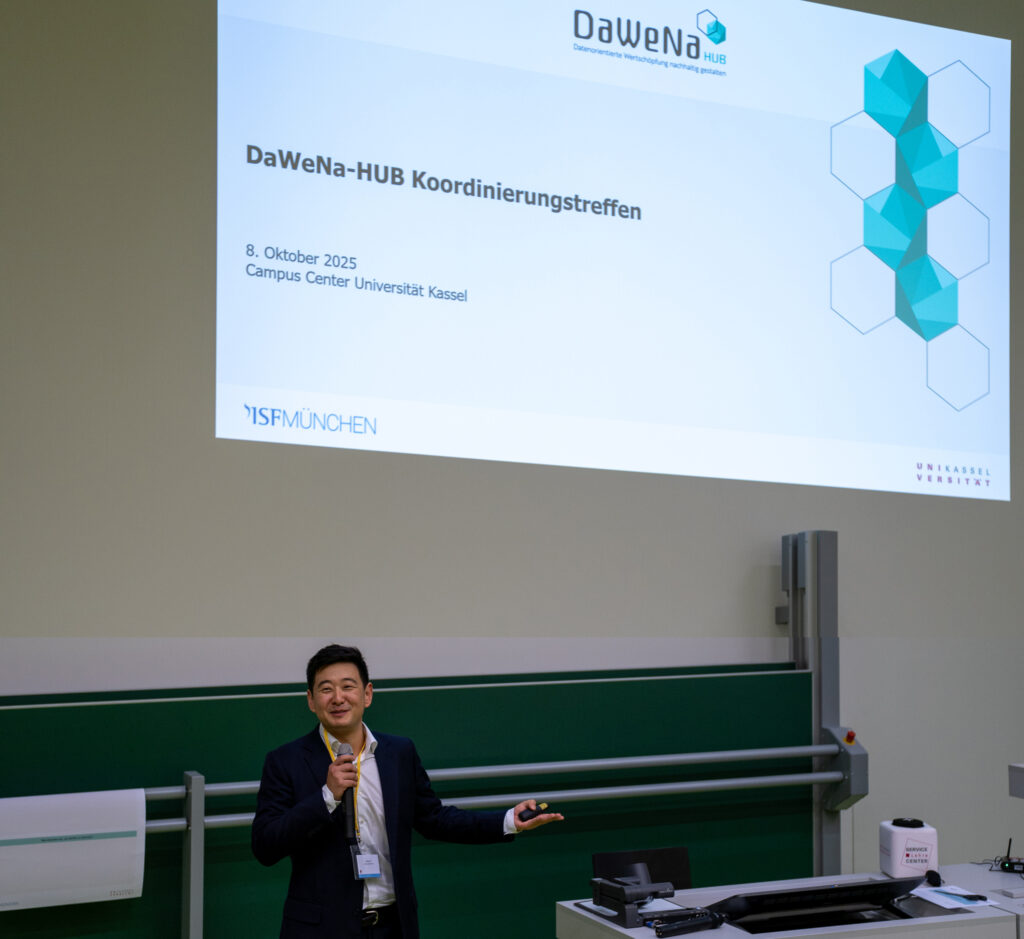 Vortragender beim Koordinierungstreffen von DigiLeistDAT