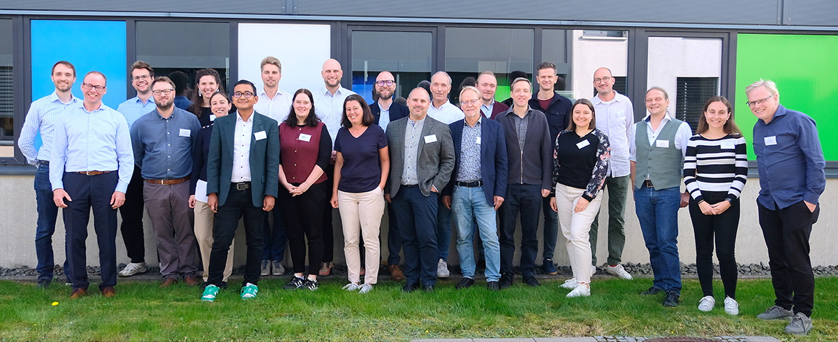 Beteiligte am ersten Vernetzungstreffen der Fördermaßnahme EuKoNet stehen als Gruppe zusammen und lachen in die Kamera