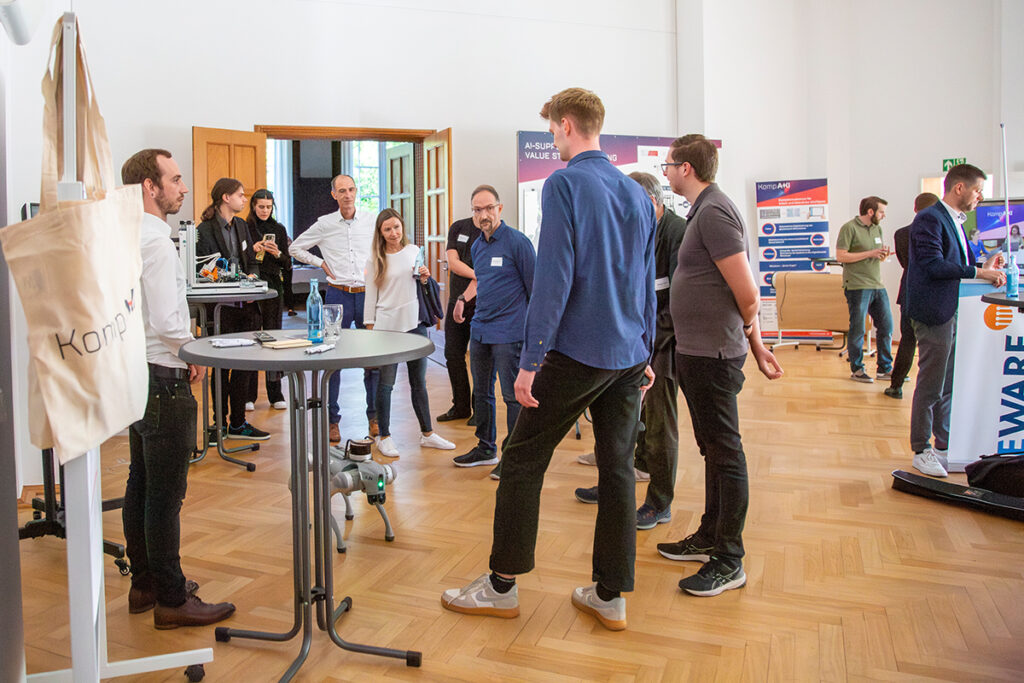 Marktplatz der Ideen. Projektbeteiligte und Teilnehmende der KompAKI Abschlussveranstaltung tauschen sich persönlich aus.