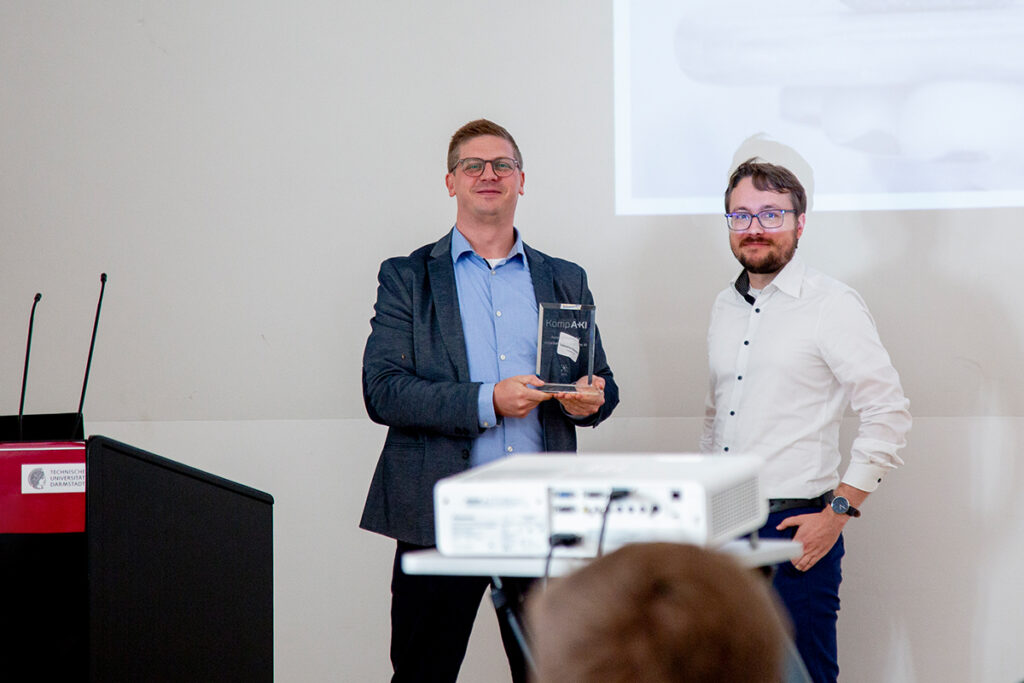 Übergabe des Awards bei der Abschlussveranstaltung KompAKI