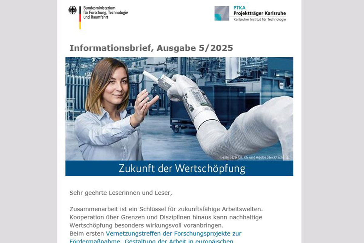 Screenshot des Headers des Newsletters Informationsbrief zur Zukunft der Wertschöpfung, Ausgabe 5/2025. Der Screenshot zeigt eine Frau in einer Fabrikhalle. Ein Roboter überreicht ihr ein Gerät.