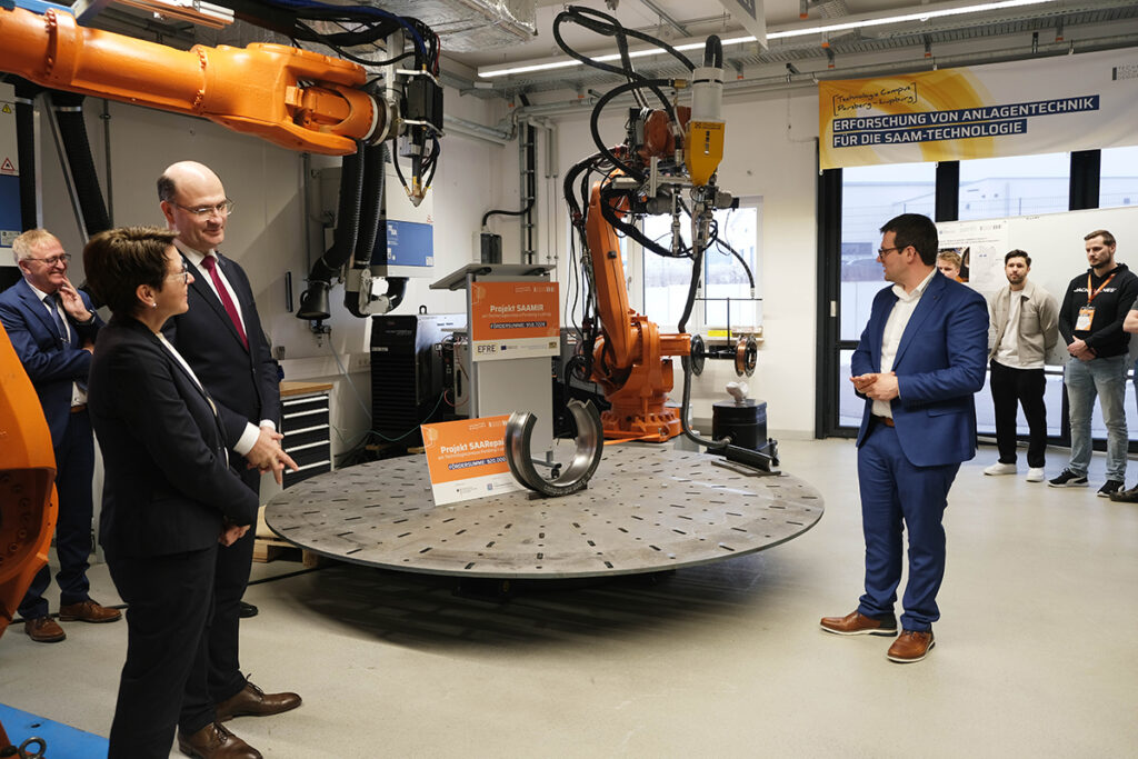Präsentation der Projektideen im Produktionssetting zum Projektstart der neuen Forschungsprojekte SAARepair und SAAMIR vor Albert Füracker, bayrischer Staatsminister, und Susanne Hierl, Mitglied des Deutschen Bundestags.