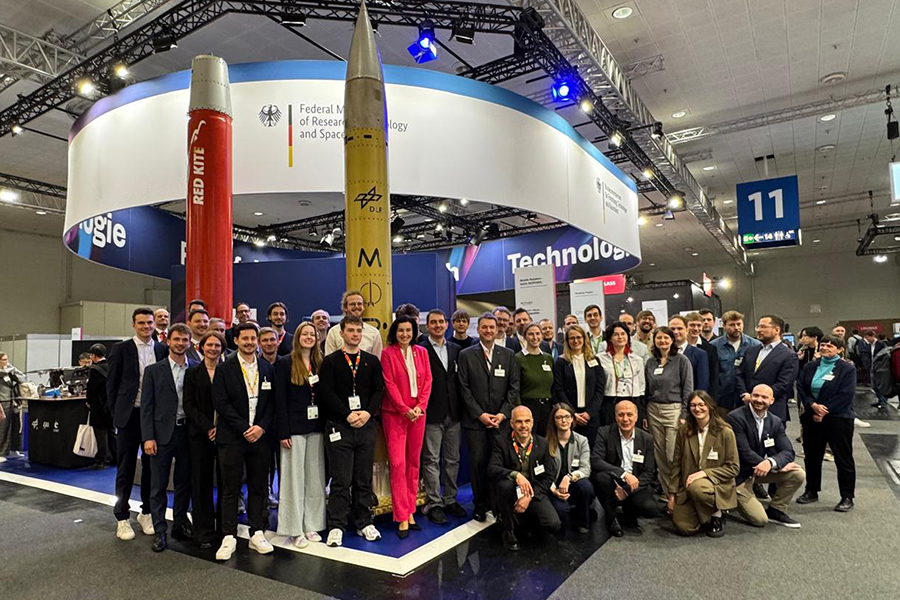 Hannover Messe 2026 Messestand des BMFTR: Gruppenbild mit Forschungsministerin Bär und dem gesamten Standteam