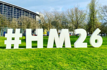 3-dimensionaler Schriftzug auf der Wiese: HM26